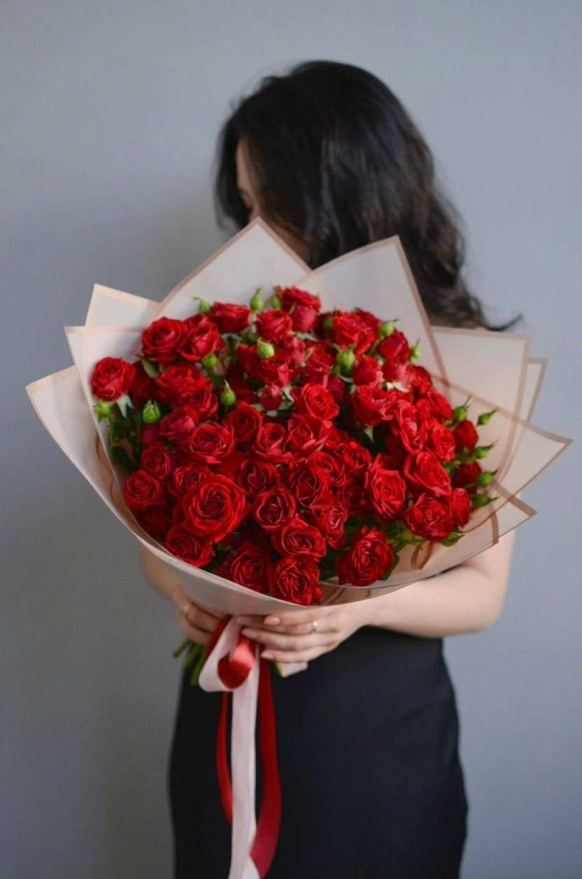 Моно-букет из красных кустовых роз